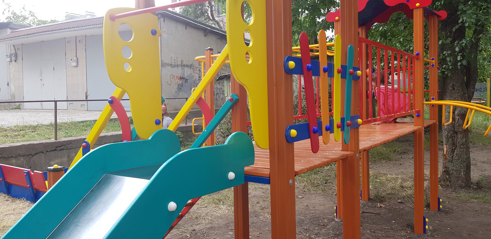дитячий майданчик